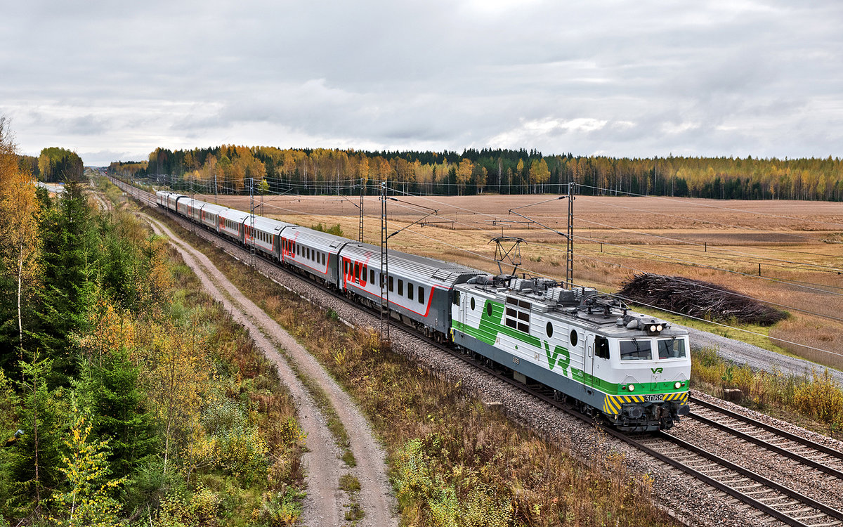 Die Sr1 3069 fährt mit dem P 32 aus Moskau nach Helsinki in Suurimäki vorüber.Bild vom 7.10.2017