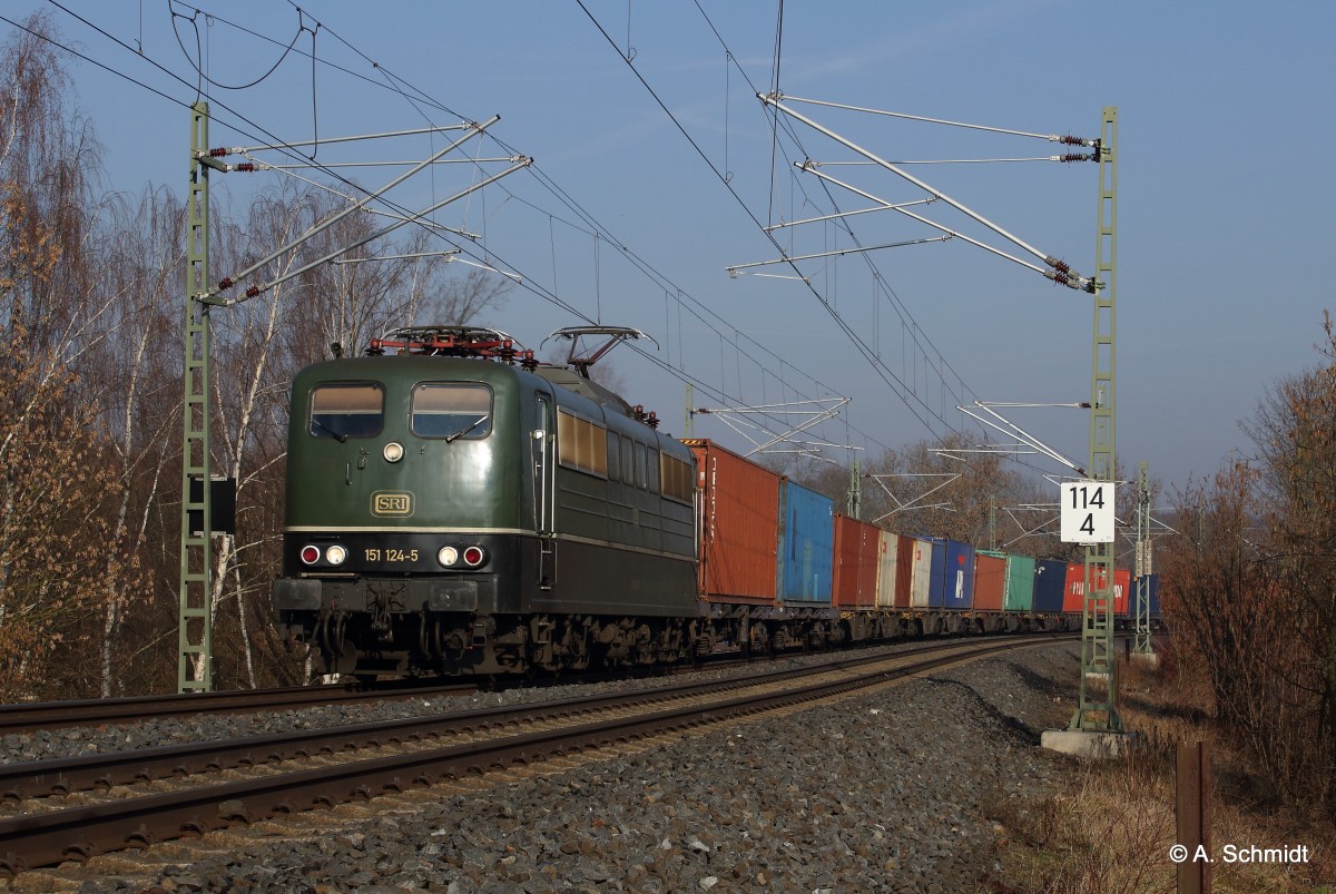 Die SRI 151 124 zieht den Containerzug von Hamburg Waltershof nach Hof. Gesehen wurde der DGS 95390 am 18.03.2016 in Plauen. 