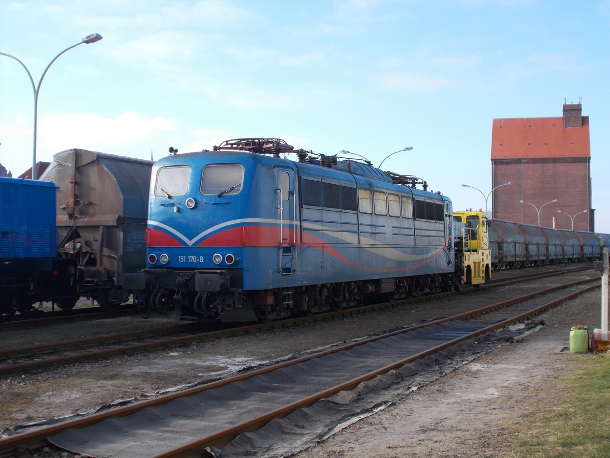 Die SRI 151 170 wurde,am 13.März 2016,mit Hilfe eines Zweiwegefahrzeuges im Stralsunder Nordhafen bewegt.