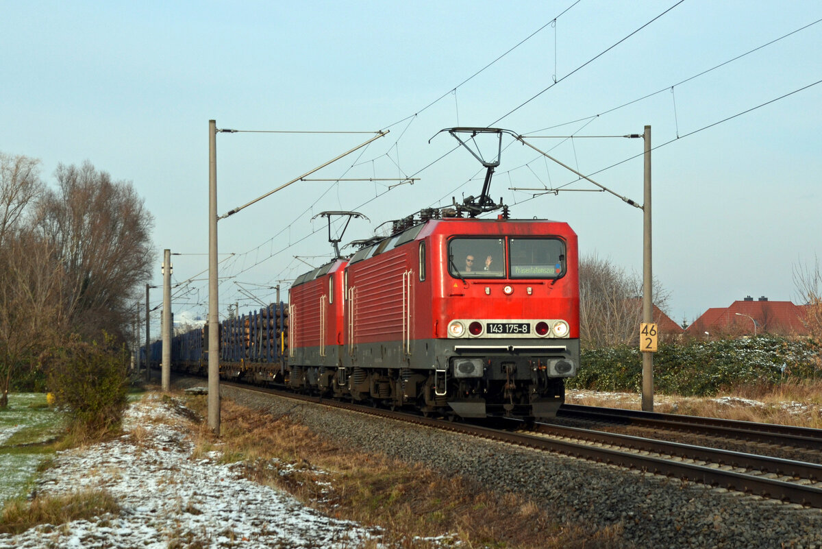 Die SRS-Loks 143 175 und 143 020 führten am 07.12.21 einen Holzzug durch Greppin Richtung Bitterfeld. Gruß zurück!