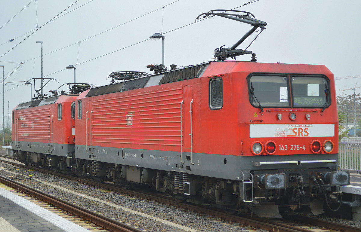Die SRS - Salzland Rail Service GmbH, Schönebeck (Elbe) mit den angemieteten Loks  143 276-4  (NVR-Nummer: 91 80 6143 276-4 D-DB ) +  143 893-6  (NVR-Nummer: 91 80 6143 893-6 D-DB ) zusammen als Doppeltraktion am 24.10.19 Magdeburg Hbf
