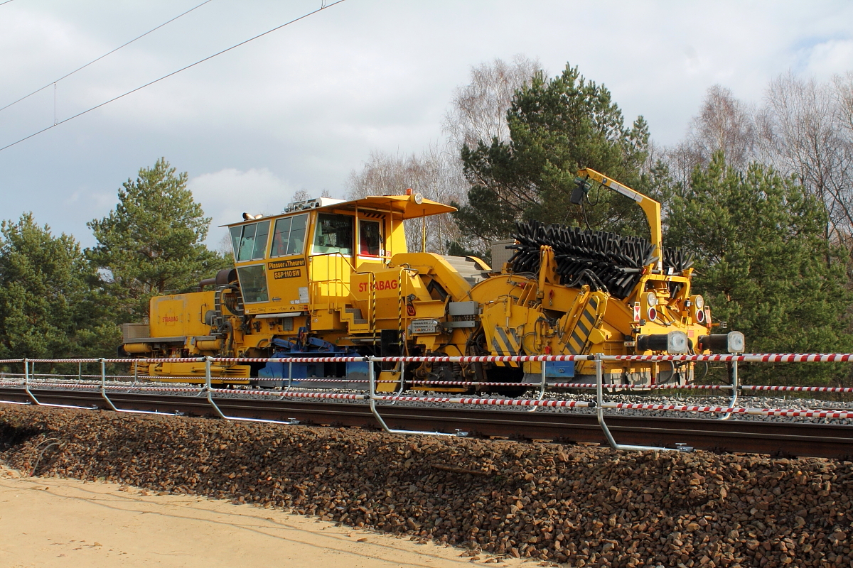Die SSP 110 SW der Fa. Plasser&Theurer (99 80 9425 014-4 D-BRS bei der Arbeit am 16.02.2018 in der Nähe des Haltepunktes Sachsenhausen (Nordbahn).