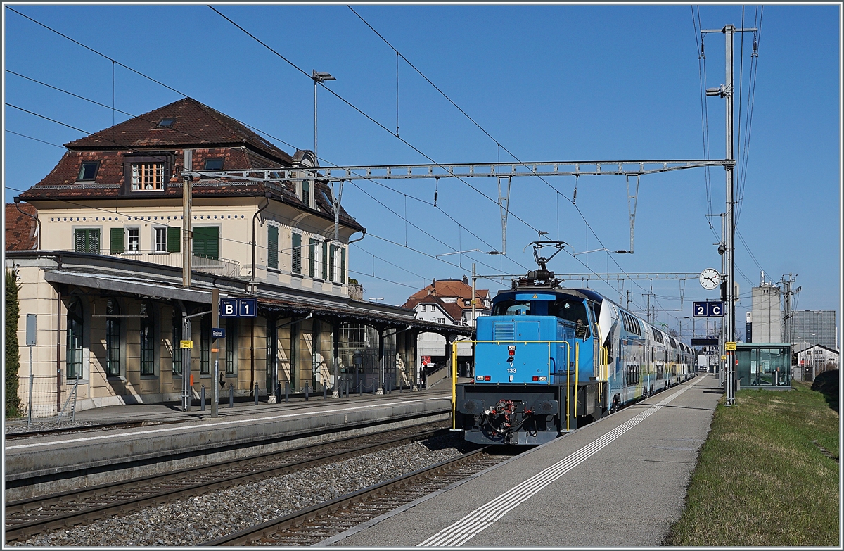 Die Stadler Eea 936 133-8 fährt mit einem sechsteiligen Westbahn  Kiss 2  auf dem Weg in Richtung St. Margrethen in Rheineck durch. 

23. März 2021