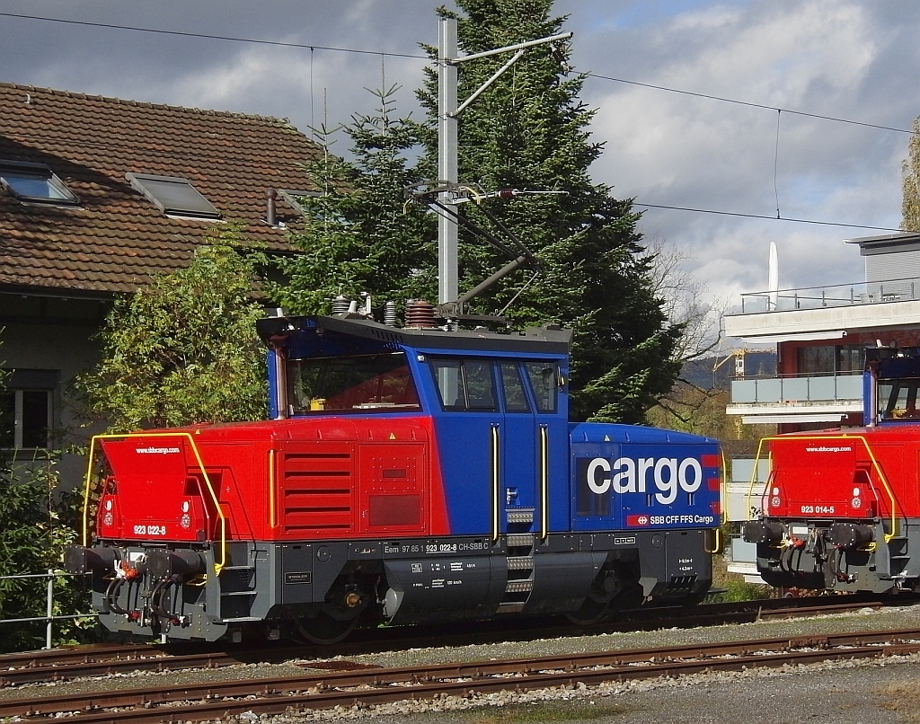 Die von Stadler Rail gebaute und mit einem 290 kW Diesel- und 1500 kW Elektromotor ausgestattete Eem 923 022-8 am 03.11.2013 im Bahnhof von Frauenfeld.
