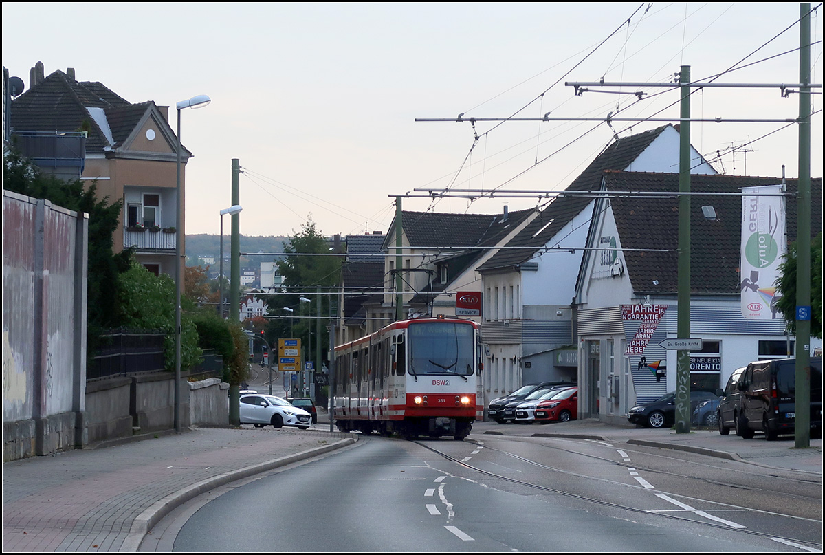 Die Stadtbahn als Straßenbahn -

Ein Stadtbahnwagen B80C/8 in der Marsbruchstraße in Dortmund-Aplerbeck wechselt von der Straßenfahrbahn auf den eigenen Bahnkörper kurz vor der Haltestelle Schürbankstraße.  

15.10.2019 (M)