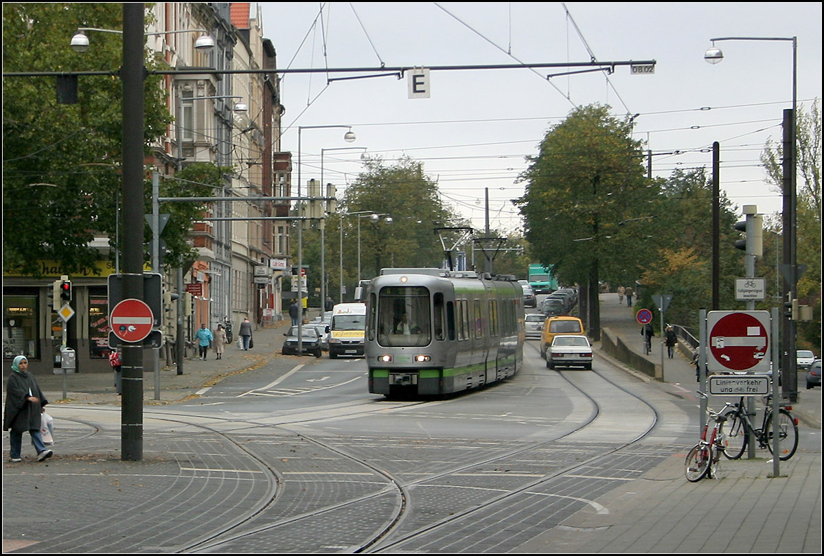 Die Stadtbahn als Straßenbahn -

Häufig verkehrt die Stadtbahn Hannover als Straßenbahn in den Straßenfahrbahnen, wie hier die Linie 6 am Engelbosteler Damm. Der Stadtbahnzug kommt gerade die Überführung über die DB-Gleise herunter und wird gleich in die Haltestelle Strangriede einfahren. 

02.11.2006 (M)