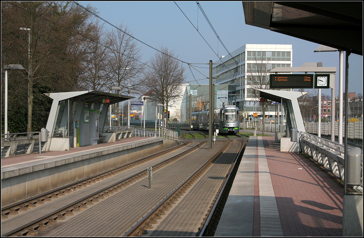 Die Stadtbahn nach Garbsen -

1995 wurde der erste Abschnitt der Stadtbahnstrecke mit vier Haltestelle in Richtung Garbsen bis zur Haltestelle Wissenschaftspark Marienwerder eröffnet. Die Zwischenhaltestellen wurden mit einer für dieser Strecke einheitlichem Design ausgeführt. Hier die Haltestelle Jädekamp in Hannover-Stöcken, im dortigen Industriegebiet.

14.04.2012 (M)

