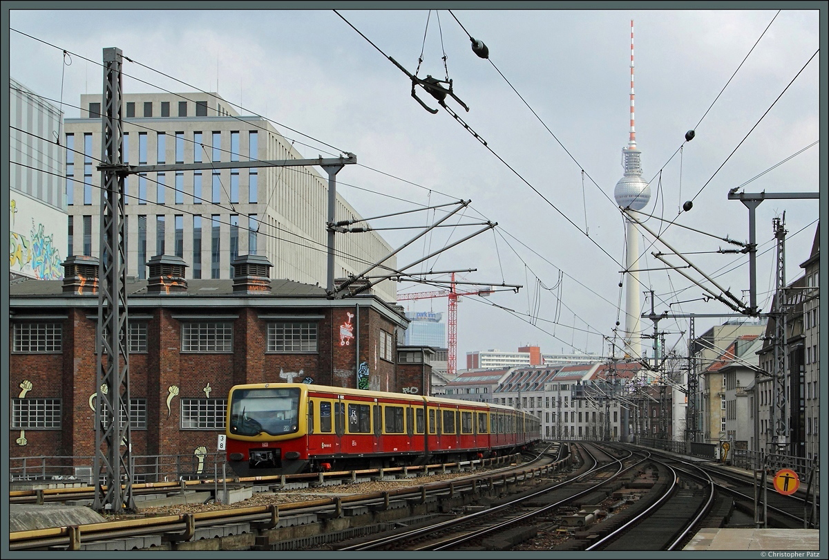 Die Stadtbahn windet sich auf engsten Raum durch das Zentrum Berlins. 2 Gleise müssen für den S-Bahnverkehr ausreichen, 2 weitere Gleise teilen sich Fern- und Regionalverkehr. Auf dem Weg nach Potsdam erreicht ein 481 am 28.03.2015 den Bahnhof Friedrichstraße. Im Hintergrund ist der Fernsehturm auf dem nahen Alexanderplatz zu sehen.