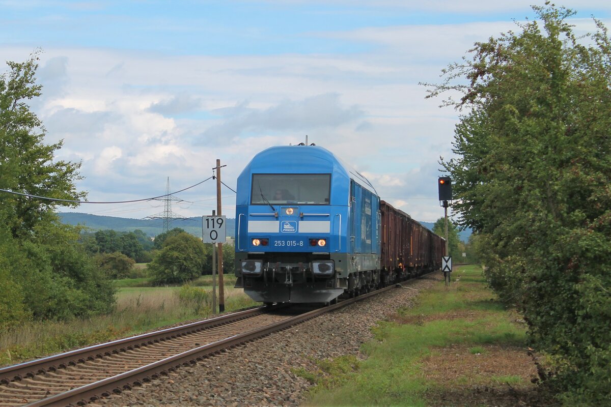 Die vom Stahlwerk Thüringen (SWT) angemietete Press-253 015-8 (92 80 1223 052-2 D-PRESS) am 10.9.2022 mit dem täglichen Schrottzug von Cheb (Cz) nach Könitz in der Einfahrt nach Pößneck. Die reguläre 76-111 befand sich zum Zeitpunkt der Aufnahme zur HU