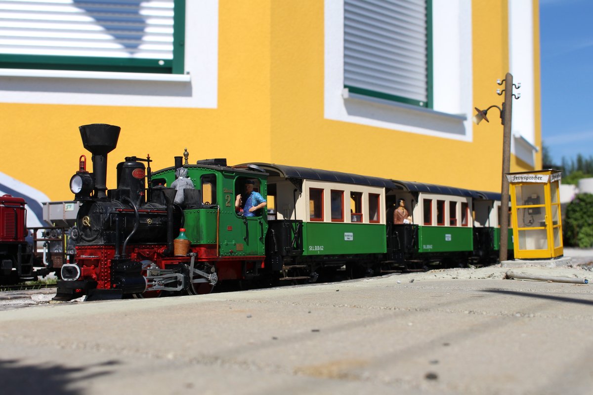 Die Stainz 2 steht am 5.9.2020 bei bestem Wetter mit einem Sonderzug im Bahnhof Trassdorf und wartet eine Zugkreuzung ab.