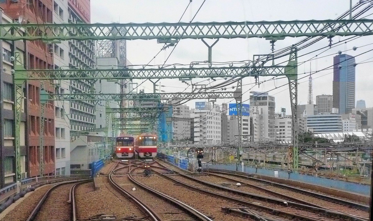 Die Stammstrecke des Keihin Kyûkô (Keikyû)-Konzerns: Diese beginnt im modernen Wirtschaftszentrum Shinagawa im Süden der Stadt Tokyo und führt über die Städte Kawasaki und Yokohama nach Horinouchi auf der Miura-Halbinsel (52,3 km). Zwischen Shinagawa und der Station Sengakuji auf der Städtischen U-Bahn Tokyo führt ein Verbindungsgleis (1,2 km lang), links im Bild sichtbar. Die beiden Keikyû-Züge 1545 (Serie 1500) und 655 (Serie 600) haben in Shinagawa ihre Fahrt beendet, die Aufnahme (durch die verglaste Führerstandrückwand) ist aus einem Zug, der über Shinagawa hinaus auf die U-Bahnstrecke hinunter fährt. 25.Juni 2011. 
