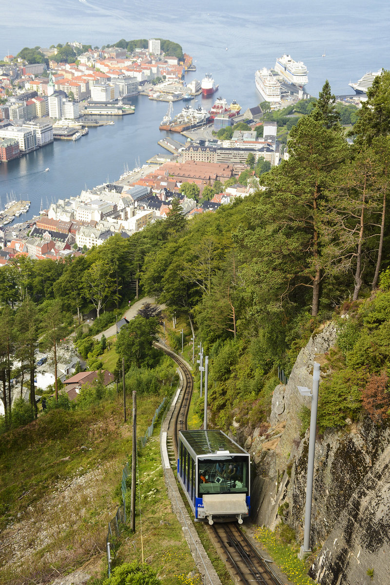Die Standseilbahn Fløibanen in Bergen (Norwegen) von Fløyen aus gesehen. Auf einer Streckenlänge von 848 Metern überwindet sie seit über 100 Jahren eine Höhendifferenz von 302 Meter. Die einzige Standseilbahn Norwegens befördert jährlich mehr als eine Million Reisende, 2017 waren es 1.834.000 Fahrgäste Die Fahrtzeit beträgt zwischen fünf und acht Minuten. In der Mitte der Strecke befindet sich eine Ausweichstelle, an der sich die beiden Wagen bei Berg- oder Talfahrt begegnen.
Aufnahme: 10. Juli 2018.