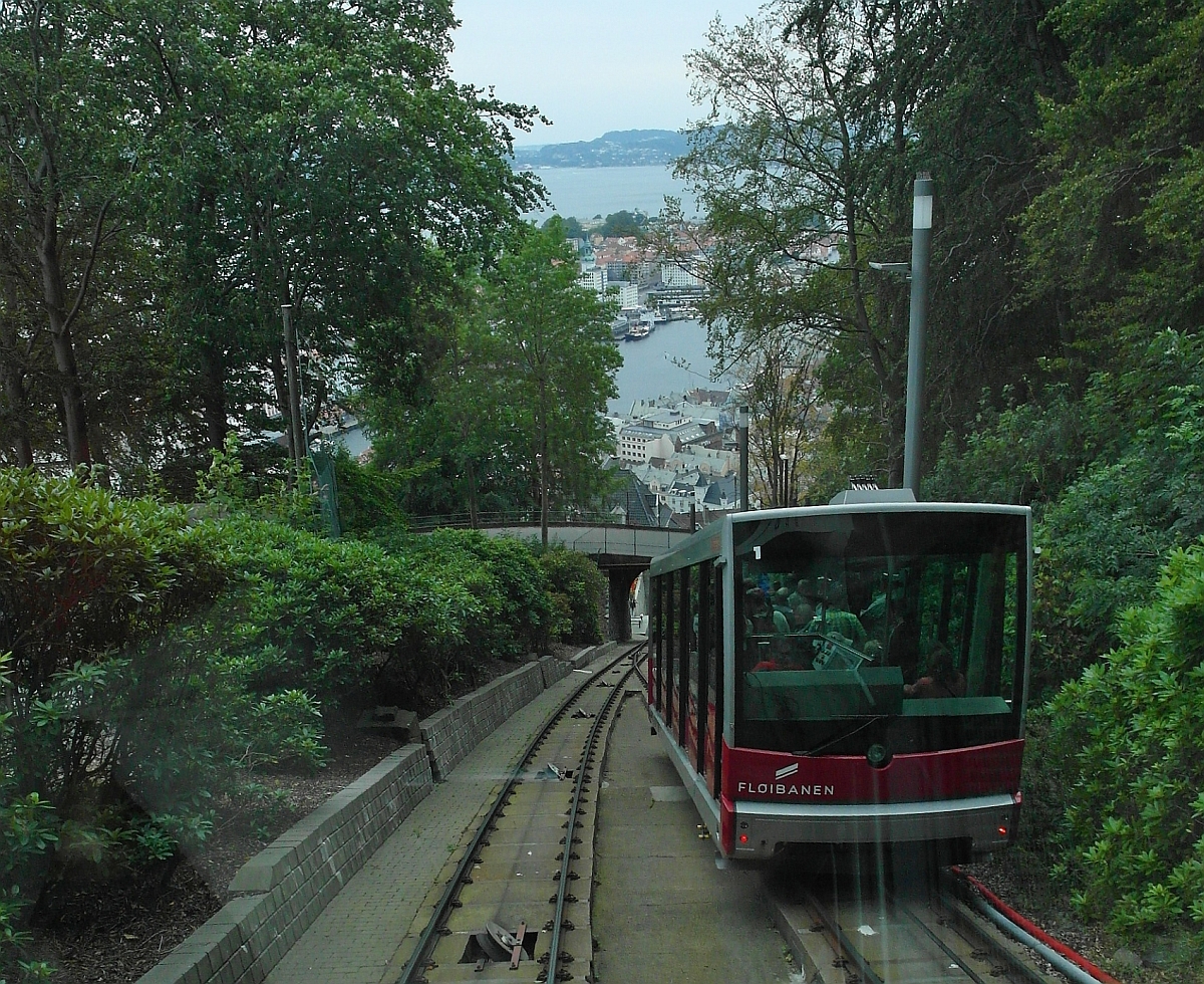 Die Standseilbahn Fløibanen führt vom Stadtzentrum von Bergen auf den 320 m ü.d.M. liegenden Berg Fløyen. Am 21.08.2015 begegnen sich die berg- und talwärtsfahrende Bahn an der Ausweichstelle.