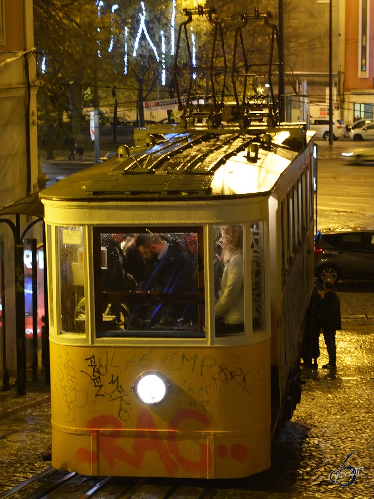 Die Standseilbahnen  Ascensor da Glória  in Lissabon (Dezember 2016)