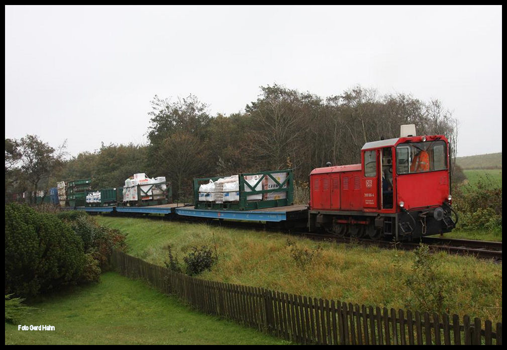 Die Stangen Diesel Lok 399106 schiebt hier am 30.9.2017 vom Hafen kommend einen Güterzug zum Bahnhof Wangerooge. Da es keine Straßenverbindung zum Hafen gibt, werden sämtliche Güter per Bahn gebracht. So ist fast den ganzen Tag über ein reger Schienenverkehr auf Wangerooge zu beobachten.