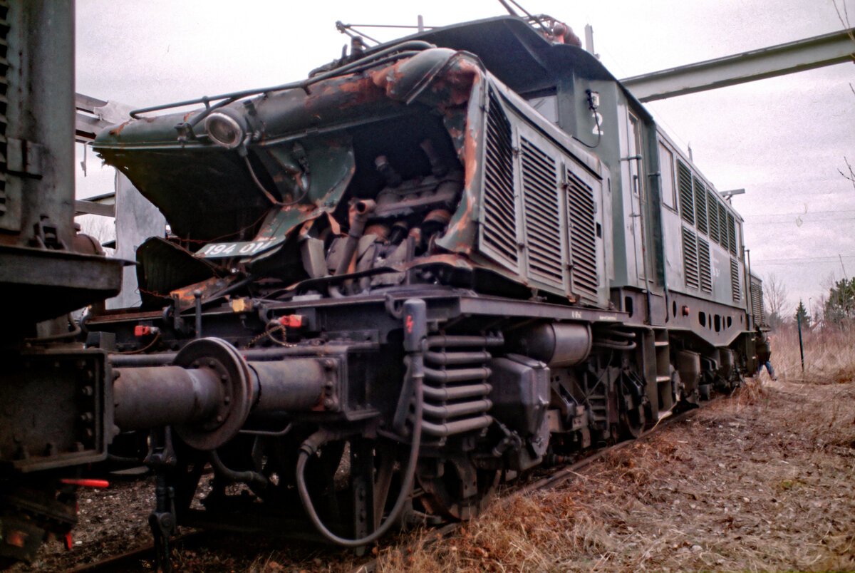 Die stark beschädigte 194 014 am 02.04.1986 im Aw. München-Freimann.