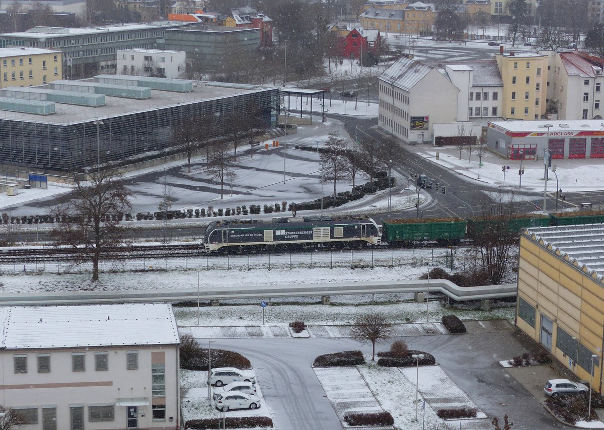 Die Starkenberger Baustoffwerke mit ihrer Stadler Eurodual 159 211-2 ( 9080 2159 211-2 D-RCM ) unterwegs durchs verschneite Gera am 16.1.2021