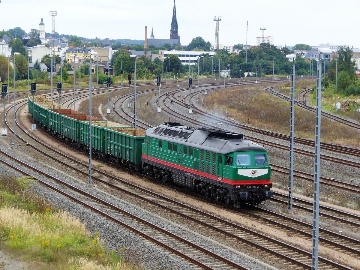 Die STARKENBERGER Ludmilla 241 697-2 ( 9280 1241 697-2 D-STARK ) mit einem kurzen, offenen Wagenzug in Gera am 20.9.2021 
