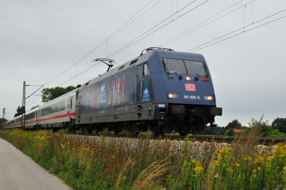 Die Starlight Express Werbelok 101 025-5 der DB bei der Durchfahrt von bersee am Chiemsee am 14.09.14