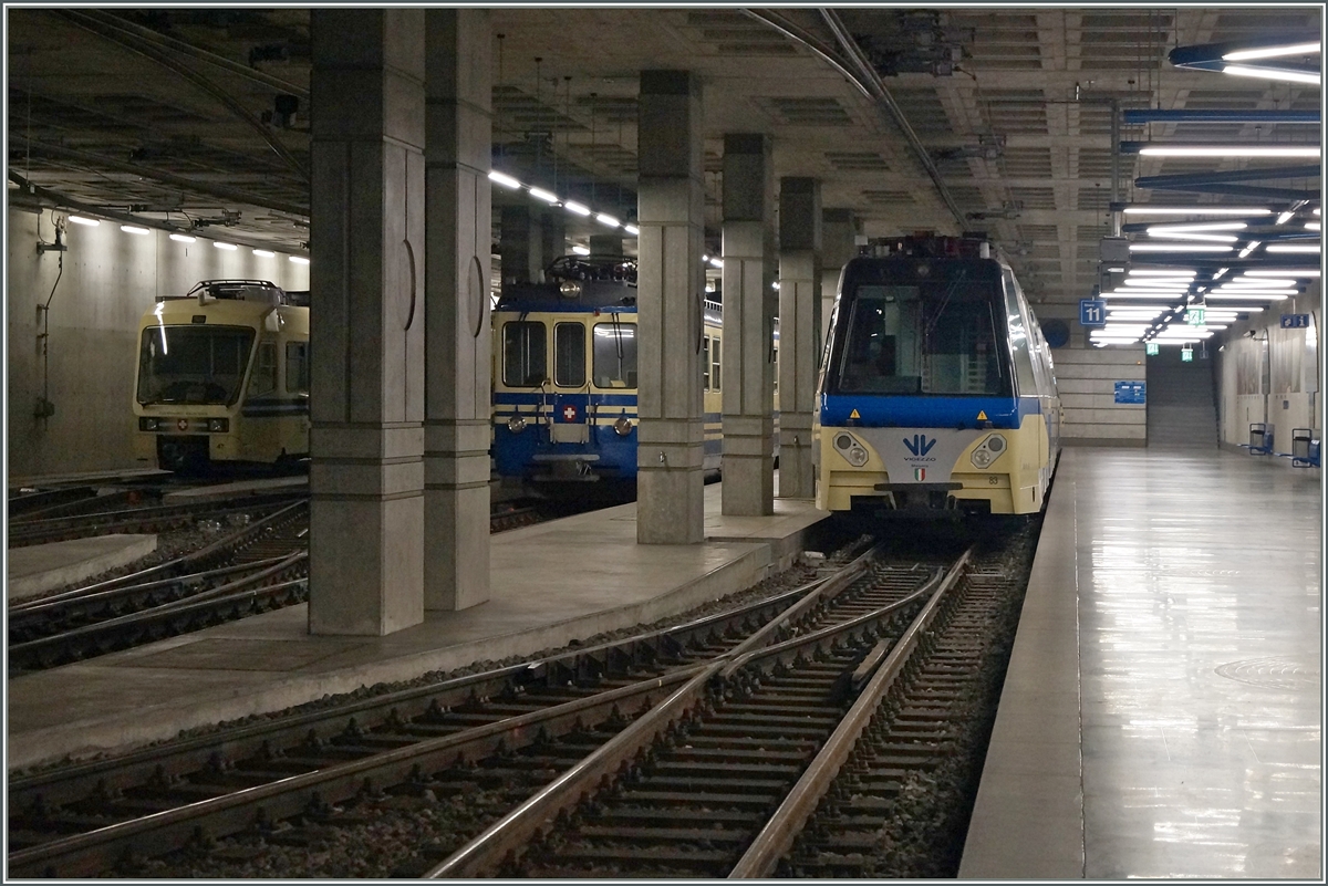 Die Start- und Endbahnbahnhöfe Domodossola und Locarno bilden einen Eindrucklichen Kontrast zur wunderschöen Strecke durch das Valle Vigezzo und das Centovalli; hier stehen im Bahnhof von Locarno FART ein  Treno Panoramico  der SSIF, ein FART ABDe 6/6 und ein ABe 4/6.
22. März 2014
