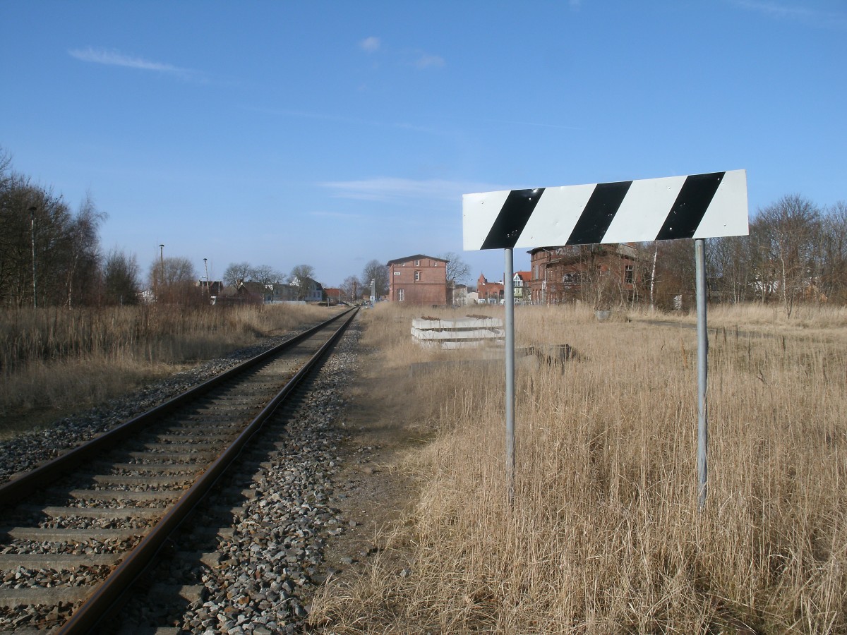Die Station Barth am 23.Februar 2014.Da Barth nicht weit der Halbinsel Darß liegt,kamen und fuhren hierher auch D-Züge aus und in dem Süden der Republik,sogar an das InterRegionetz war Barth angeschlossen.Jetzt fährt nur noch die UBB hierher.