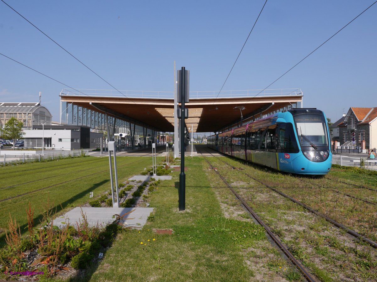Die Station Haluchère-Batignolles in Nantes ist ein Knotenpunkt zum Umsteigen zwischen Tram-Train (der zum Hauptbahnhof und nicht ins Zentrum fährt), Tram und Bus.
Hier ist eine Doppeltraktion aus SNCF-U53542(TT121) und U53511(TT106) unterwegs als der Tram-Train (TT) Nantes-Châteaubriant.

2014-07-19 Nantes Haluchère-Batignolles