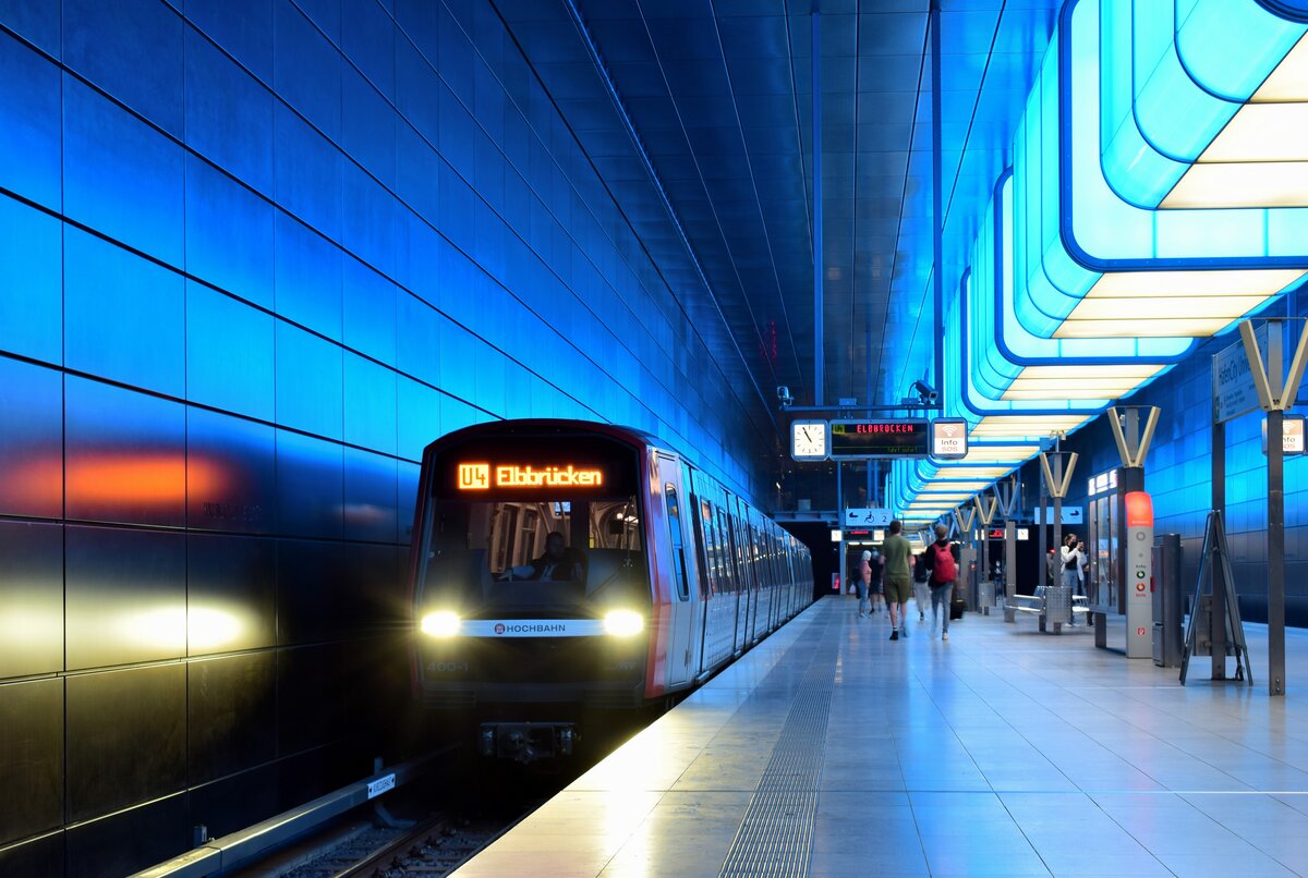 Die Station Hamburg Hafencity Universität ist für mich eine der interessantesten Stationen da hier in kurzen Intervalen sich die Lichtfarben ändern. DT5 400 steht in Hamburg Hafencity während die Station in tiefem Blau gehüllt ist.

Hamburg 28.07.2021