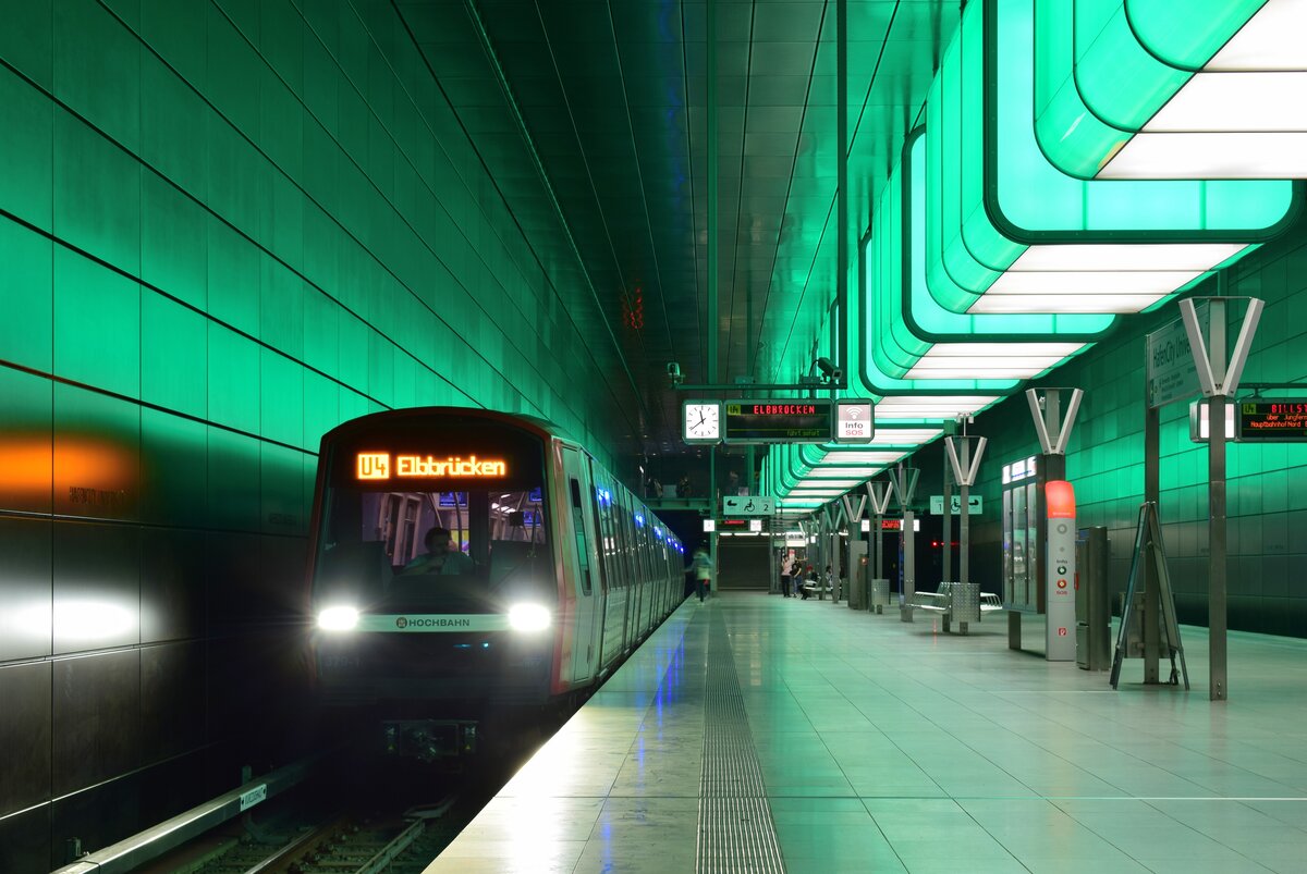 Die Station Hamburg Hafencity Universität ist für mich eine der interessantesten Stationen da hier in kurzen Intervalen sich die Lichtfarben ändern. DT5 379 steht in Hamburg Hafencity während die Station in angenehmen grün gehüllt ist.

Hamburg 28.07.2021