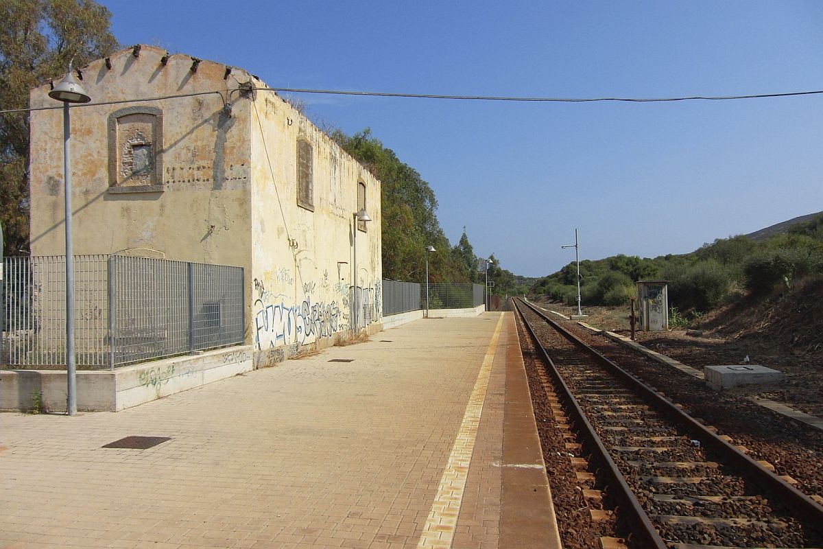 Die Station Marinella ist an der Bahnstrecke von Olbia nach Golfo Aranci der letzte Halt vor dem Endbahnhof in Golfo Aranci.