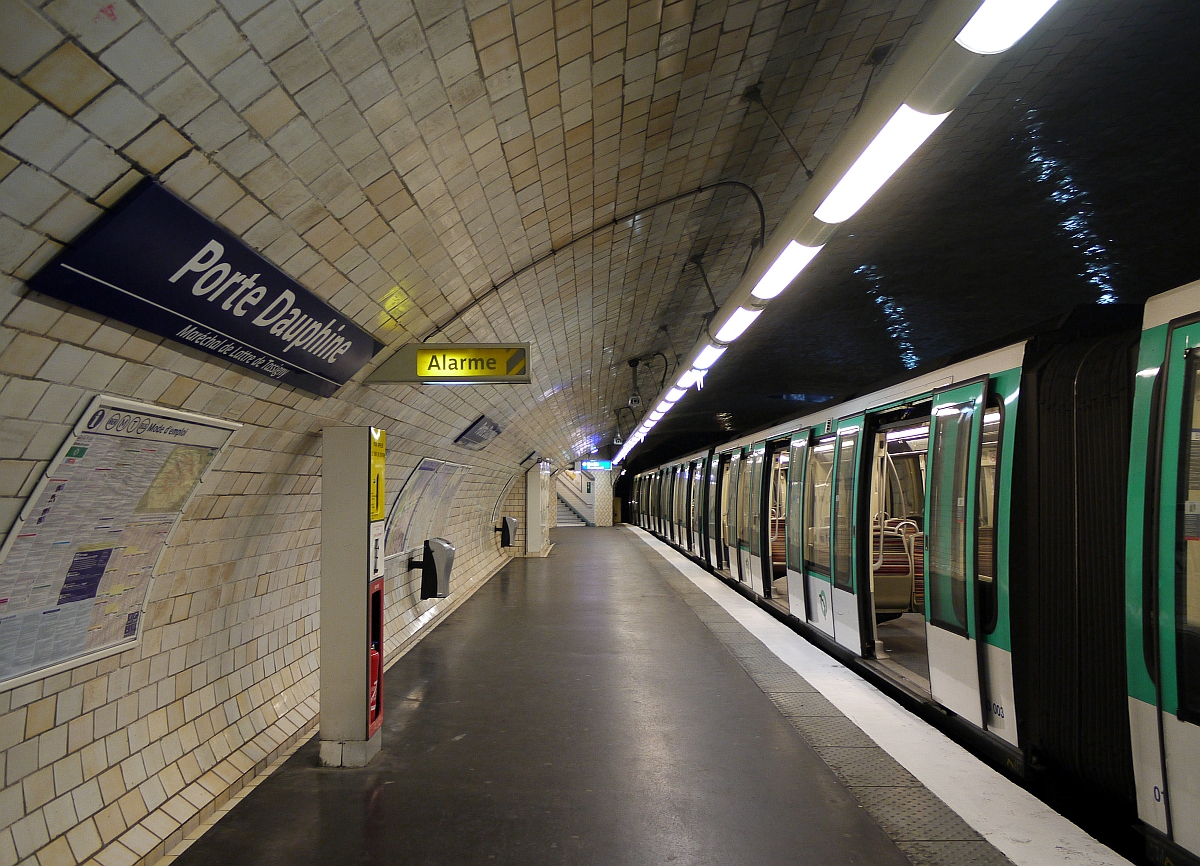 Die Station  Porte Dauphine , Endpunkt der ältesten Pariser Metrolinie 1: Seitenbahnsteig - nur zum Aussteigen. 17.1.2014
