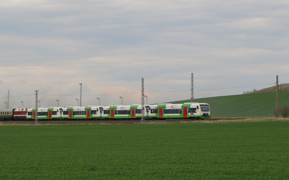 Die STB 80561 und die EB 80605 von Erfurt Hbf nach Meiningen und Ilmenau, am 11.04.2015 bei Haarhausen.