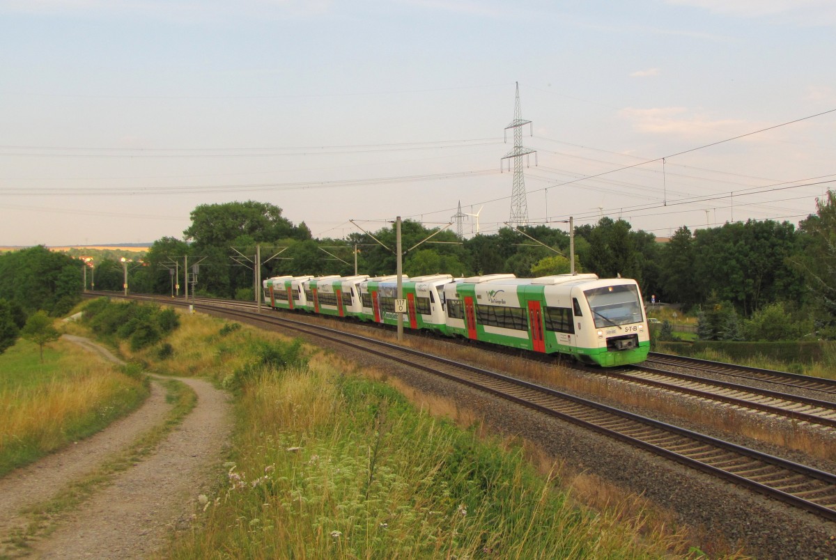 Die STB 80563 und EB 80609 von Erfurt Hbf nach Meiningen und Ilmenau, am 18.07.2014 bei Ingersleben.