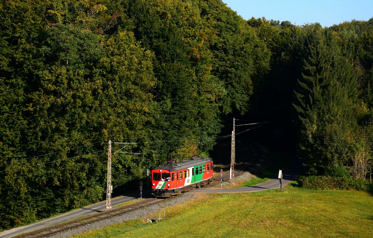 Die StB Triebwagen ET2 (Baujahr: 1930, Umbau: 1991) ist auf dem Weg aus Feldbach nach Bad Gleichenberg zwischen Hst. Fischa und Hst. Burgfried. 
14.10.2023. 