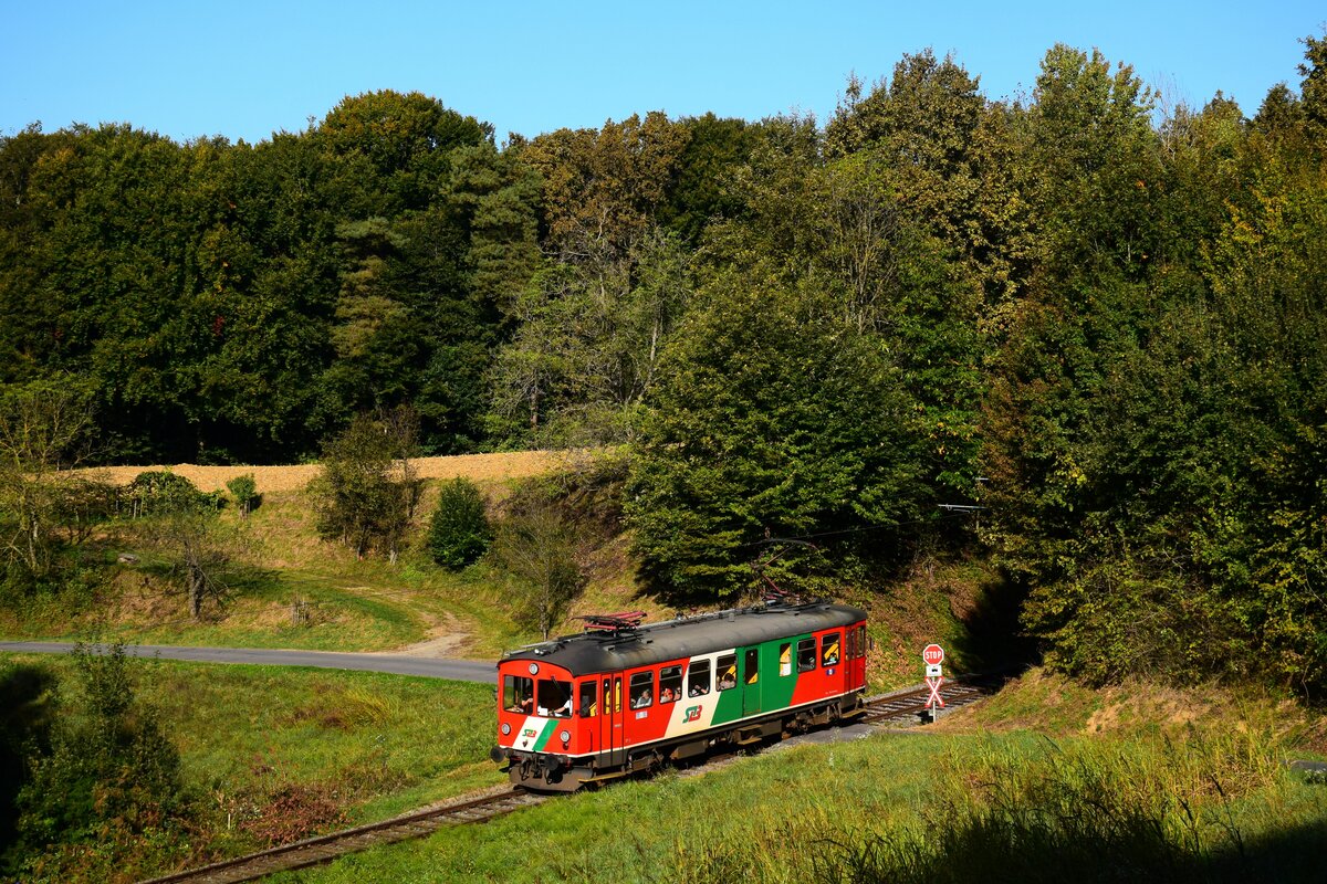 Die StB Triebwagen ET2 (Baujahr: 1930, Umbau: 1991) ist auf dem Weg aus Bad Gleichenberg nach Feldbach kurz vor Hofstätten. 
14.10.2023.