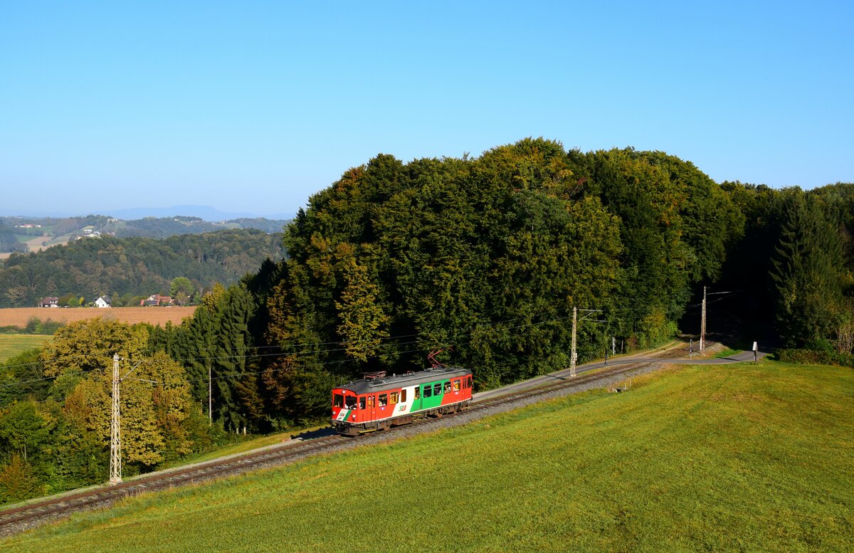 Die StB Triebwagen ET2 (Baujahr: 1930, Umbau: 1991) ist auf dem Weg aus Feldbach nach Bad Gleichenberg zwischen Hst. Fischa und Hst. Burgfried. 
14.10.2023.
