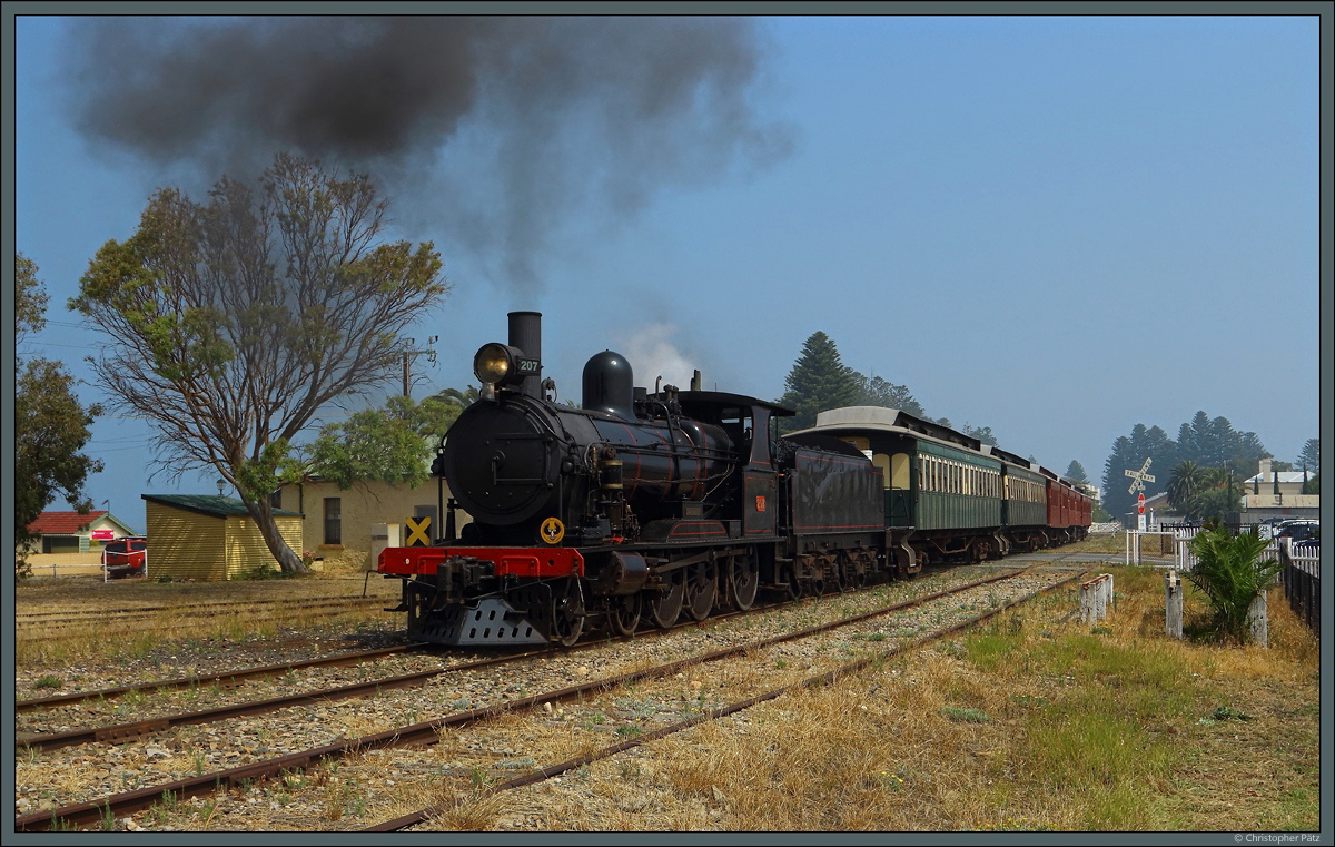 Die SteamRanger Heritage Railway verbindet Victor Harbor mit Mount Barker. Im Januar, während der australischen Sommerferien, verkehren nahezu täglich Dampfzüge auf einem Teil der Breitspurstrecke (1.600 mm). Hier verlässt Rx 207 am 07.01.2020 mit dem Cockle Train den Bahnhof Victor Harbor Richtung Goolwa.