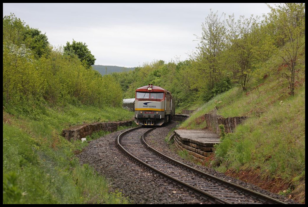 Die Steigung bei Gemerska Horka verlangt der Bardotka 751126-4 hier am 14.5.2019 alles ab. Mit ihrem schweren Güterzug, am Zugschluss ist noch eine Schwestermaschine als Schiebelok dran, ist sie hier auf der reinen Güterstrecke von Plesivec nach Lubinec unterwegs. 