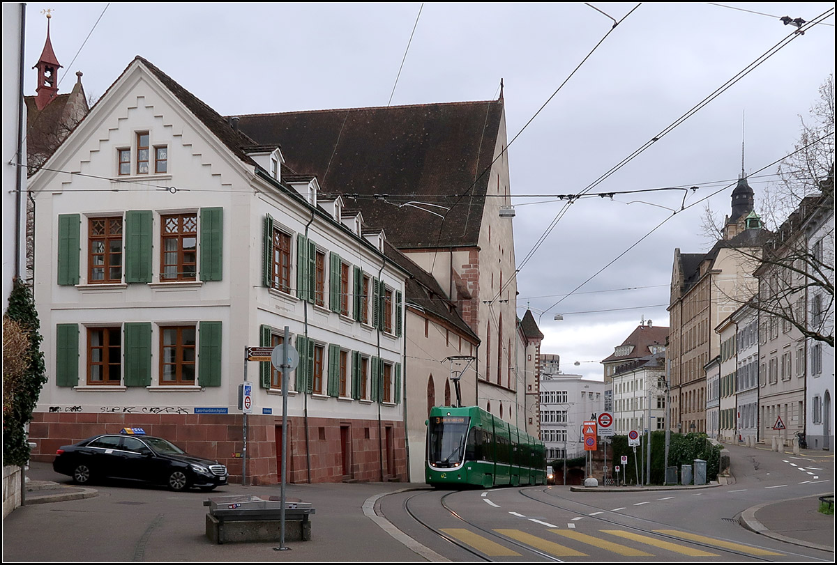 Die Steigung des Kohlenberges geschafft -

Die Basler Felcity II-Tram erreicht am Ende der Steigungsstrecke am Kohlenberg gleich die Haltestelle Musikakademie.

09.03.2019 (M)