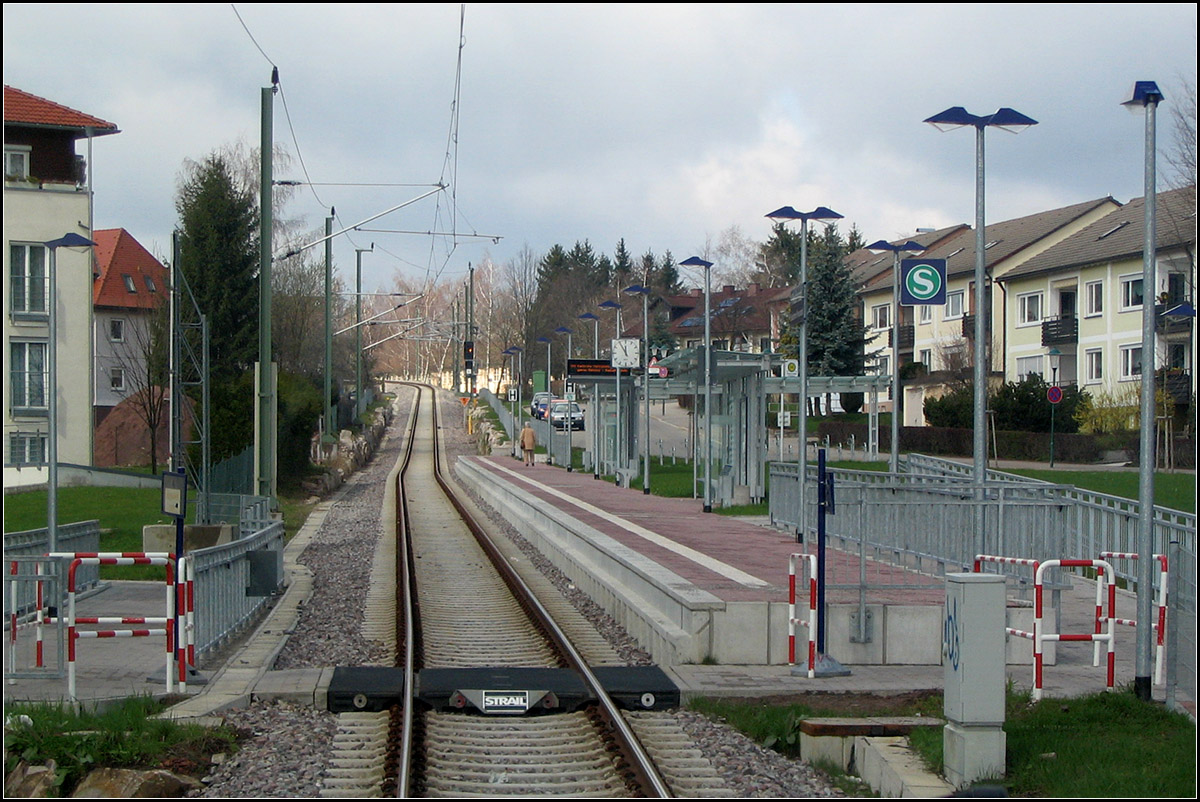 Die Steilstrecken um Freudenstadt -

Vom Hauptbahnhof aus führt die Strecke im Osten der Stadt steil hinauf zum Stadtbahnhof auf dem Bergsattel. Im Verlauf dieses Abschnittes liegen die zwei neue Haltepunkte Freudenstadt Industriegebiet/Schmid und Freudenstadt Berufsschulzentrum/Panoramabad. 

Blick aus dem Fahrgastraum eines AVG-Stadtbahnwagens auf die Haltestelle Berufschulzentrum/Panoramabad, für die der steile Abschnitte abgeflacht wurde.

10.04.2005 (J)