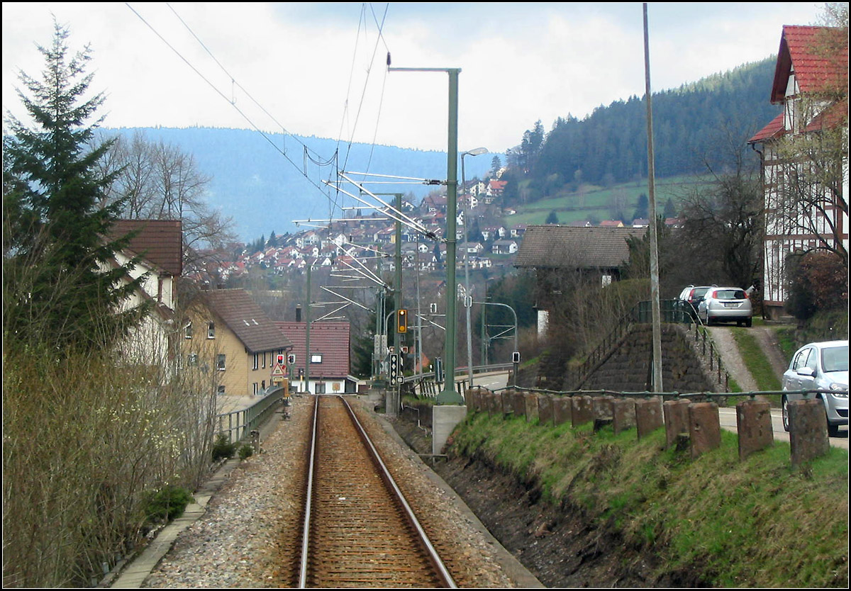 Die Steilstrecken um Freudenstadt -

Weiterhin steil bergab geht die Fahrt kurz nach dem Halt in Friedrichstal. Das Wohngebiet an dem Hang im Hintergrund gehört schon zu Baiersbronn.

Blick aus dem Fahrgastraum eines Stadtbahnzuges, 10.04.2005 (J)