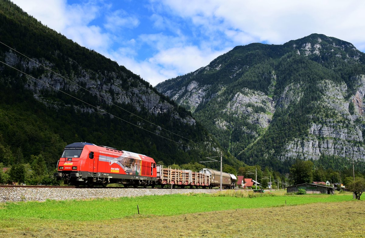 Die Stern & Hafferl Diesellok 2016 912 mit dem Verschubgüterzug von Bad Aussee nach Ebensee kurz vor Obertraun Dachsteinhöhlen.
20.08.2020.