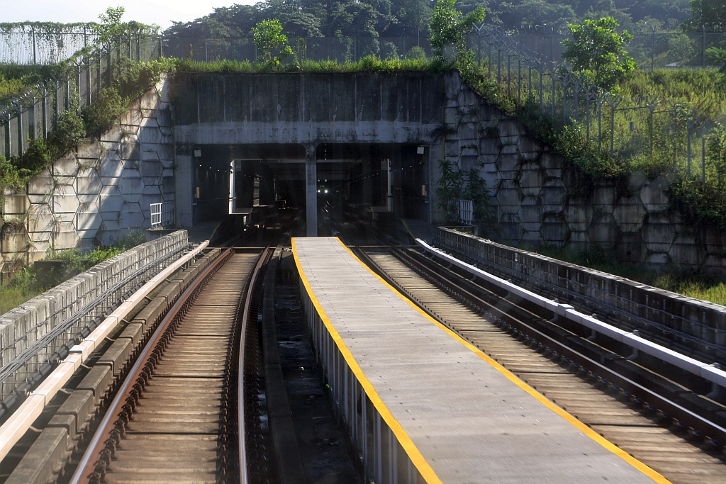 Die Stesen Taman Universiti (PY35) ist unterirdisch ausgeführt. Das Bild vom 13.Dezember 2023 zeigt den   
Streckenabschnitt der rapidKL MRT Putrajaya Line (PY) mit dem südlichem Tunnelportal.