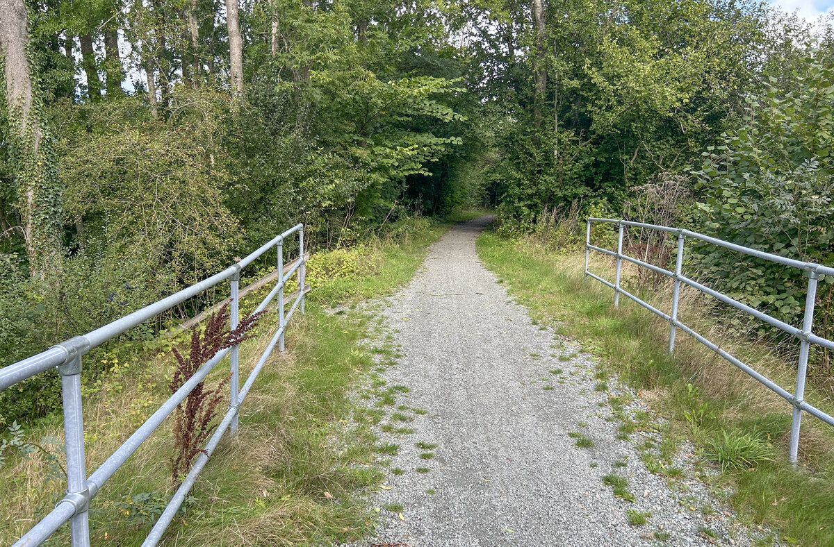 Die stillgelegte Kleinbahn zwischen Apenrade und Loit wurde 1926 au�er Betrieb genommen. Sie war Teil des engmaschigen Schmalspurbahnnetzes, das angelegt wurde, als Nordschleswig zu Preu�en geh�rte. Heute dient die ehemalige Bahnstrecke als Fu�- und Radweg.
Aufnahme: 21. September 2026