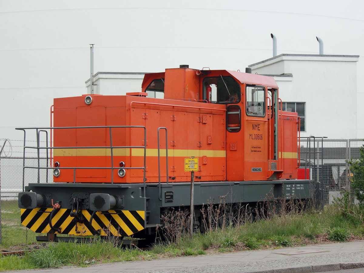 Die von Stinnes erworbene Hentschel Diesellok ML 00606 der Neukölln - Mittenwalder Eisenbahn-Gesellschaft AG (NME)  steht vor der verschlossenen Einfahrt des Tanklager am Teltowkanal im Bezirk Berlin Rudow am 23. April 2014.