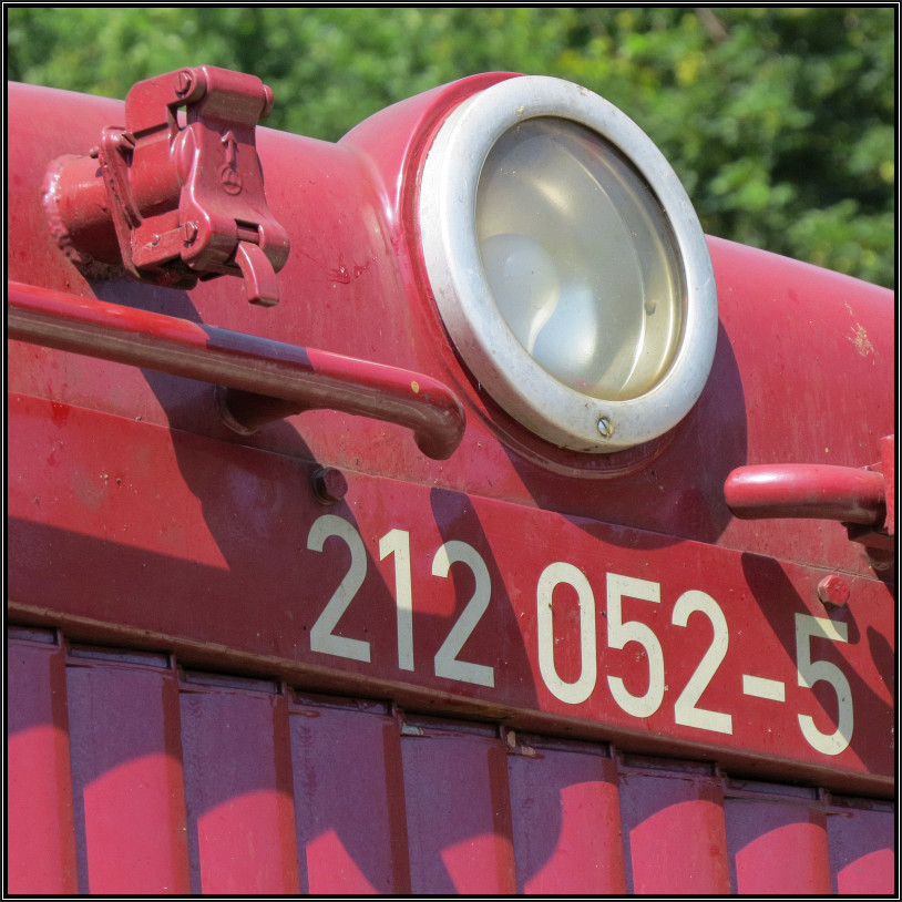 Die Stirnlampe der 212 052-5 im Detail aufgenommen. Standort war der Stolberger Bahnhof am 28.Juni 2015.