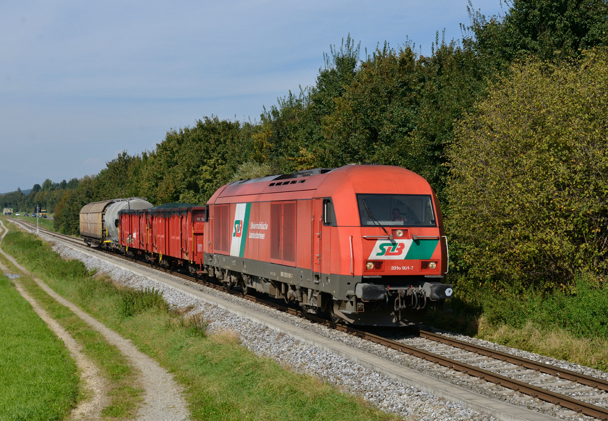 Die STLB 2016 901 war am 19. September 2014 mit einem Güterzug von Weiz nach Gleisdorf unterwegs, und wurde von mir ebendort fotografiert.

