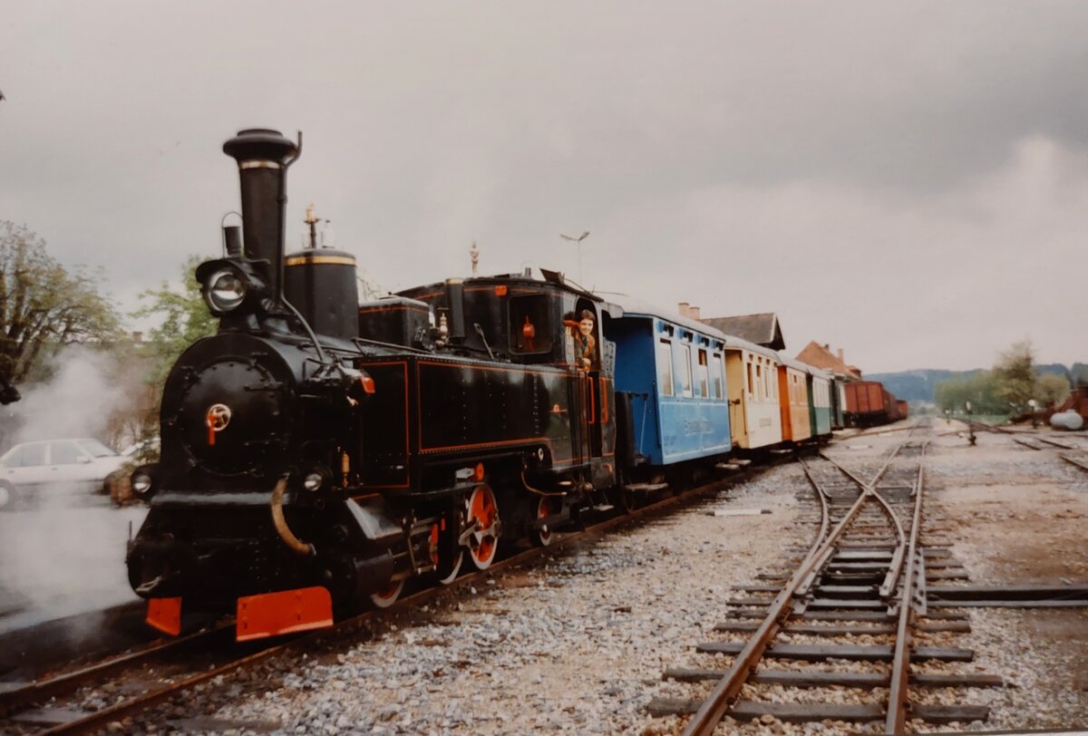 Die StLB S11  Stainz  mit dem klassischen  Flascherlzug 1991 im Bahnhof Stainz.
Die S11 wurde 1894 für die Salzkammergutlokalbahn gebaut und kam 1958 nach Kapfenberg und 1967 zum Flascherlzug nach Stainz.
Abfotografiert aus einem Fotoalbum.