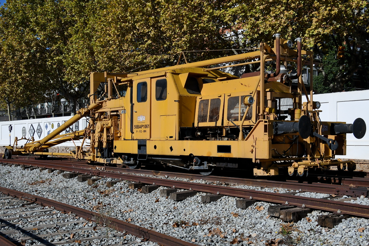 Die Stopfmaschine 56BAP1061 ist Teil der Ausstellung im Eisenbahnmuseum von Katalonien. (Vilanova i la Geltrú, November 2022)