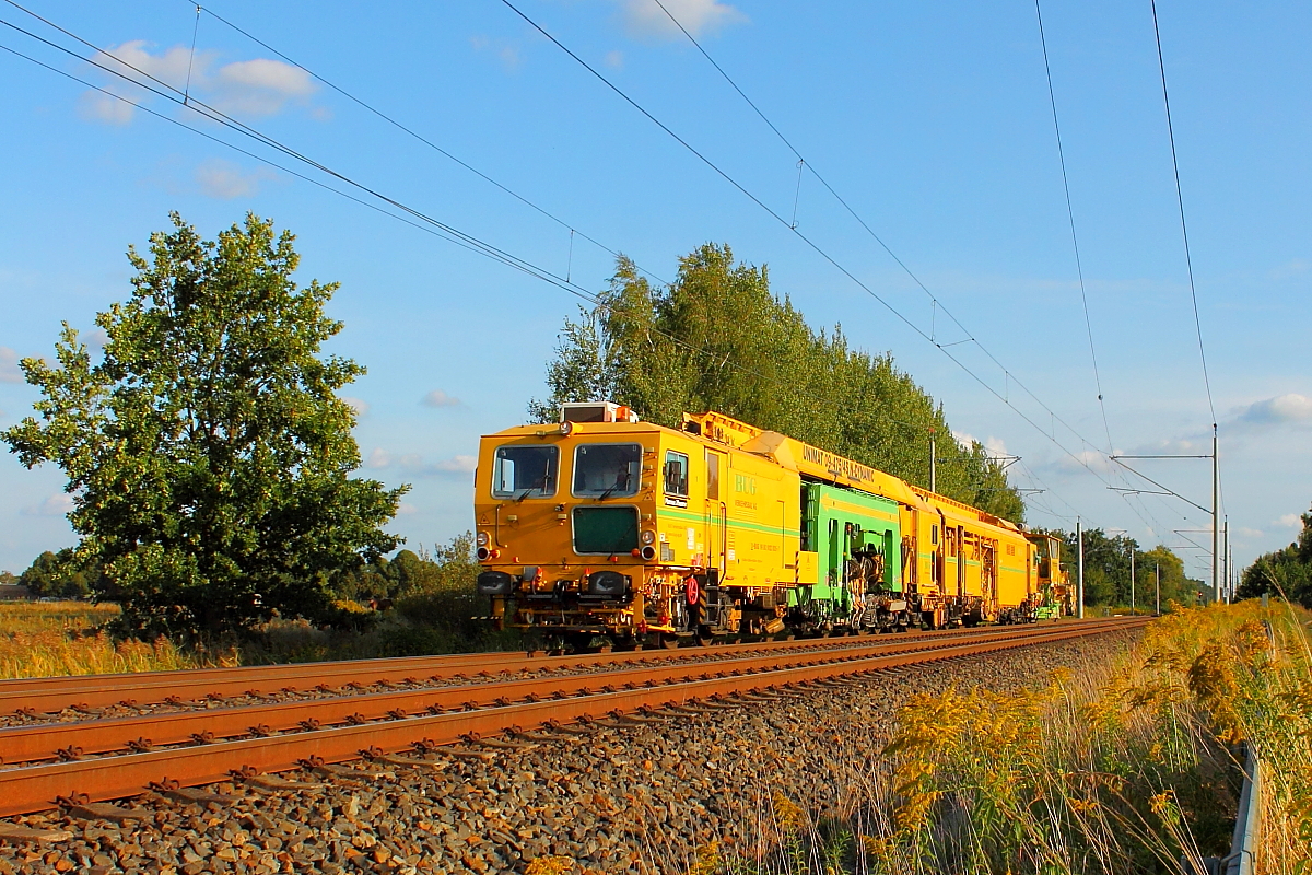 Die Stopfmaschine Unimat 09-475/4 S N-Dynamic  und die Schotterplaniermaschine SSP 110 SW der BUG Verkehrsbau AG am 31.08.2018 in Nassenheide.