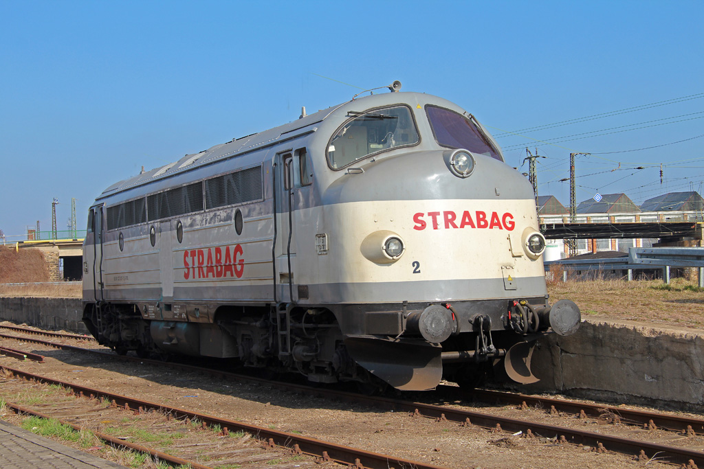 Die STRABAG-Lok 227 007-2 verbringt ihr freies Wochenende im Bahnhof Köthen, 08.03.2013.